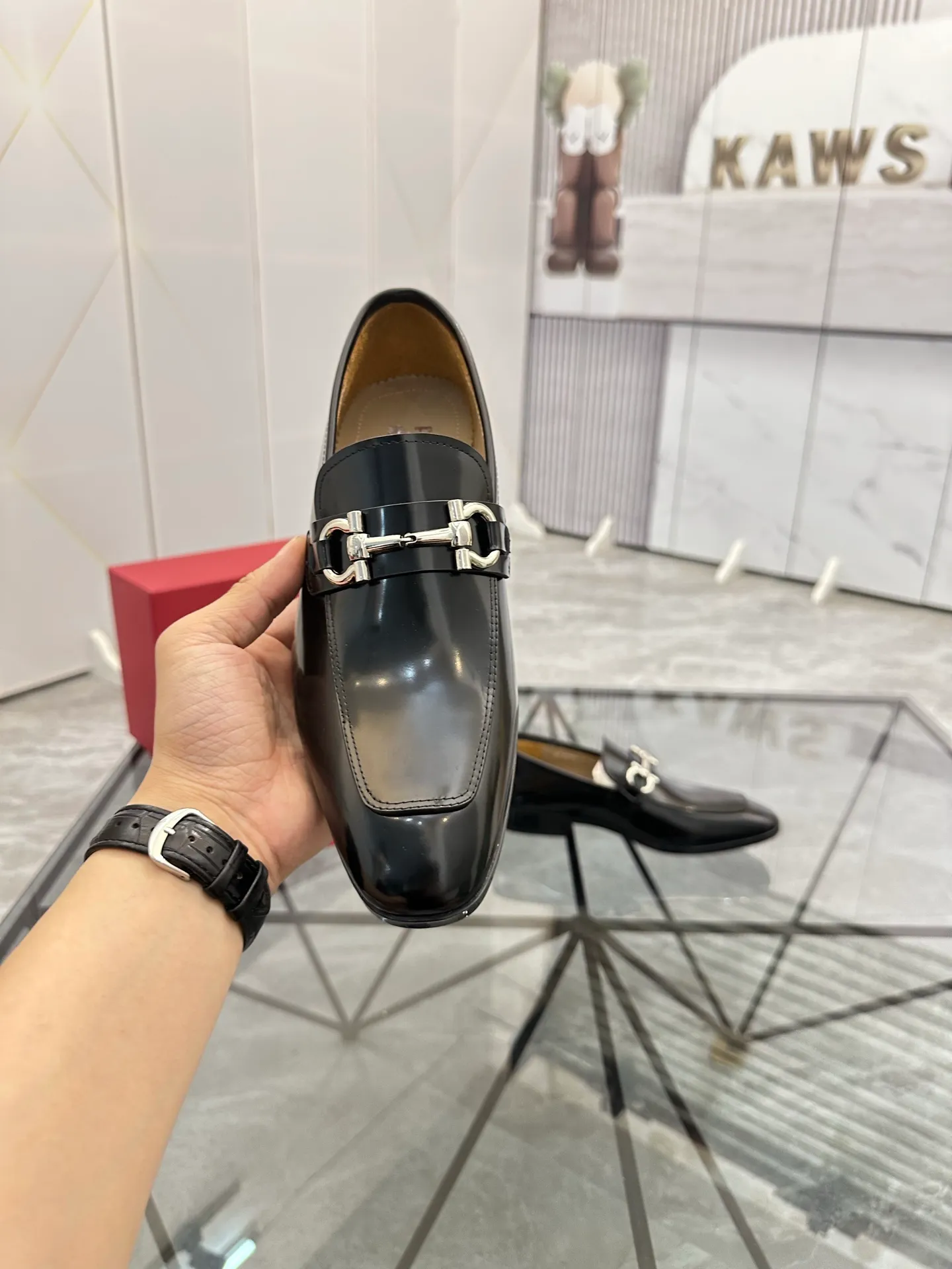 Men's shoes: 💰P640¥ High-end quality Product trademark: Ferragamo* "Ferragamo*" leather shoes Regular size: 38-44 (can be customized to 45.46.) Product materials: imported first-layer cowhide leather upper, cowhide lining, original outsole. Number: 688